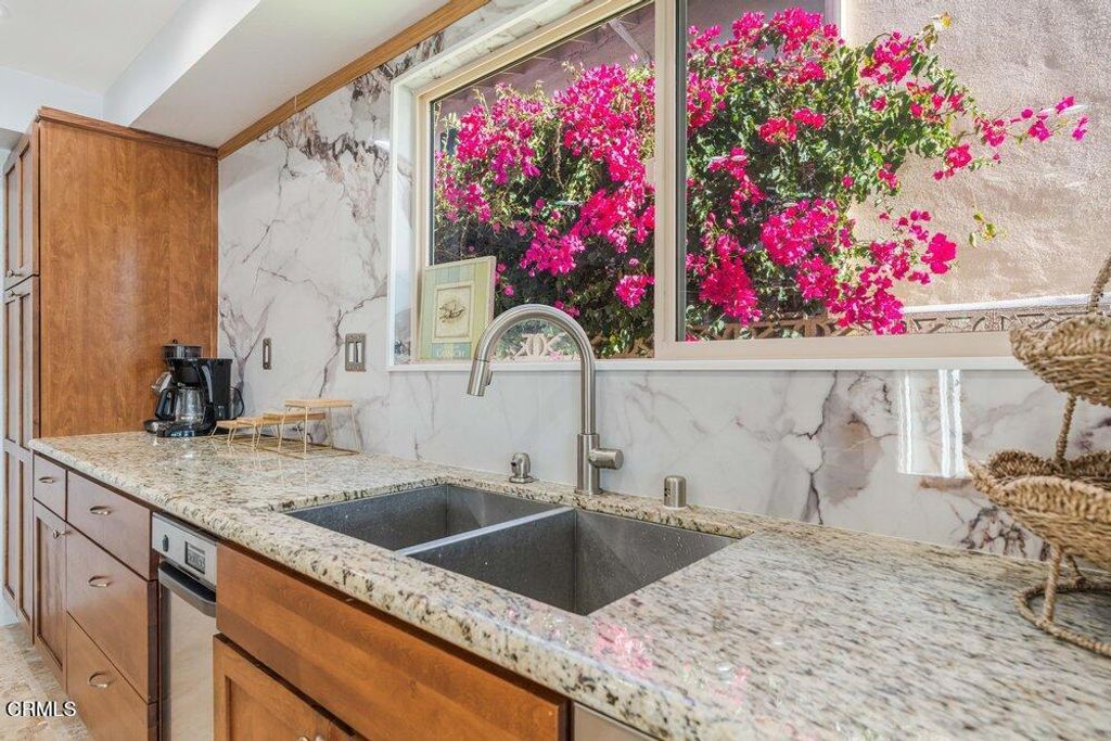 Image 18 of property listing at 2431 Victoria Avenue, Oxnard, CA 93035