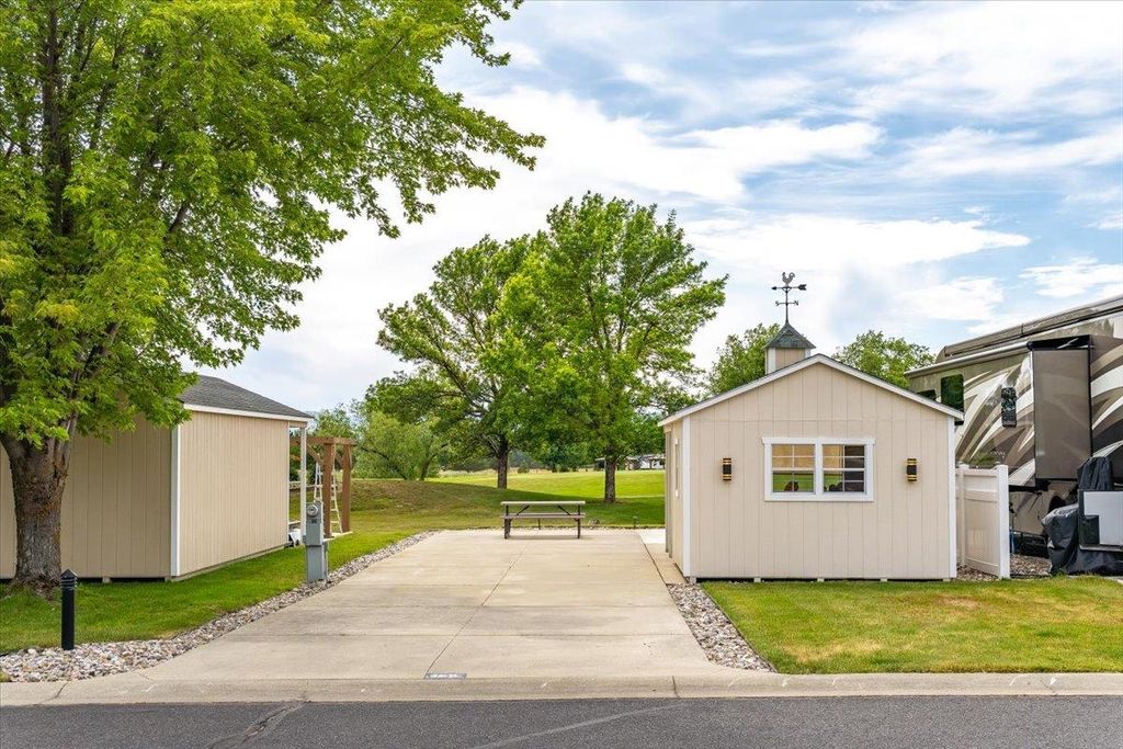 1205 N Country Club Dr, Deer Park, WA 99006