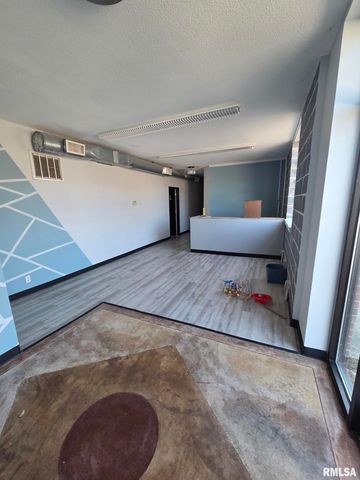 819 ISABEL BLOOM Way, Davenport, IA 52803