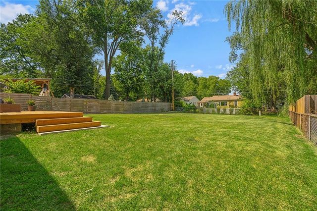 2806 W 48th Street, Westwood, KS 66205