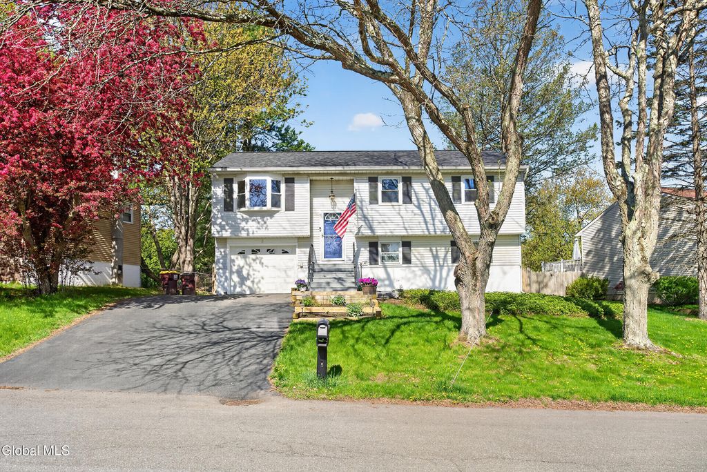 8 Daniel Street, East Greenbush, NY 12144