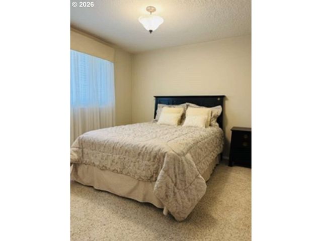 5035 Se RURAL St, Portland, OR 97206