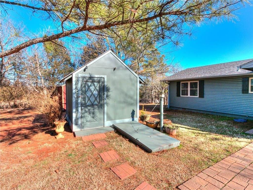 Image 6 of property listing at 980916 S Highway 18, Chandler, OK 74834