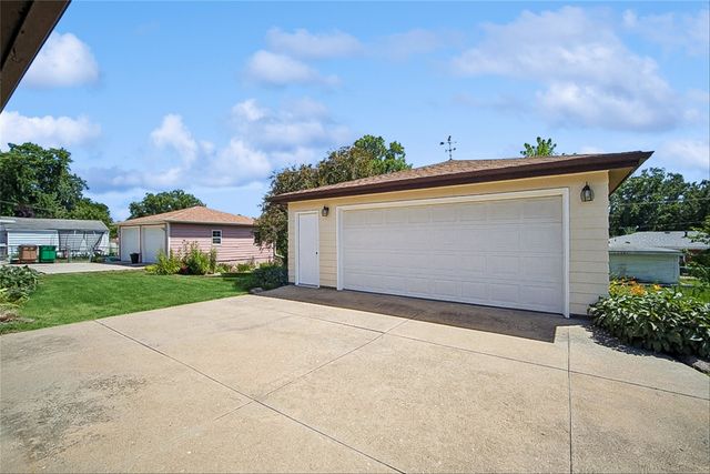 1812 Pearl Drive, West Des Moines, IA 50265