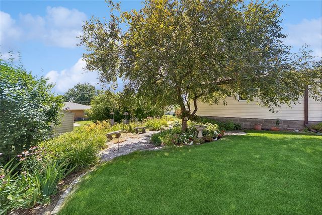 1812 Pearl Drive, West Des Moines, IA 50265