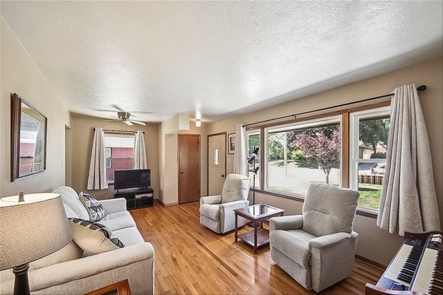 1812 Pearl Drive, West Des Moines, IA 50265