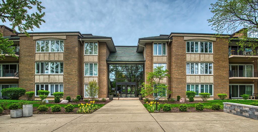 2 Oak Brook Club Drive C103, Oak Brook, IL 60523