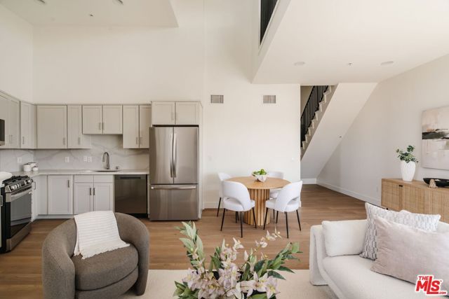 11011 Huston Street 212, North Hollywood (los Angeles), CA 91601