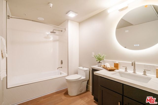 11011 Huston Street 212, North Hollywood (los Angeles), CA 91601