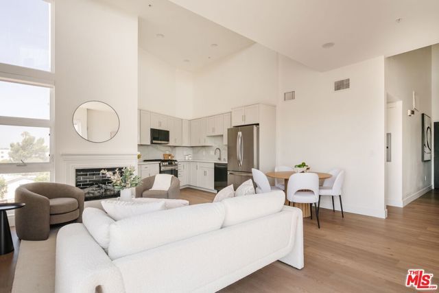 11011 Huston Street 212, North Hollywood (los Angeles), CA 91601
