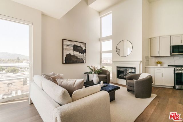 11011 Huston Street 212, North Hollywood (los Angeles), CA 91601
