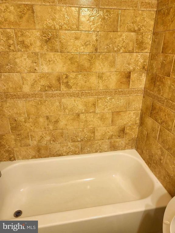 Image 16 of property listing at 1403 N BOND ST, Baltimore, MD 21213