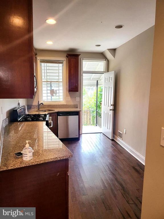 Image 2 of property listing at 1403 N BOND ST, Baltimore, MD 21213