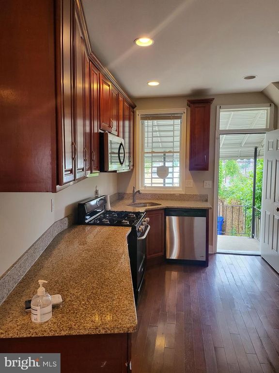 Image 3 of property listing at 1403 N BOND ST, Baltimore, MD 21213