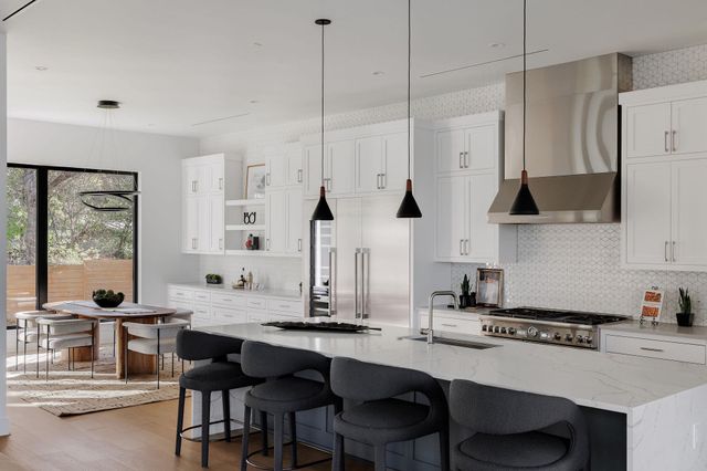 2504 Bluffview DR, Austin, TX 78704