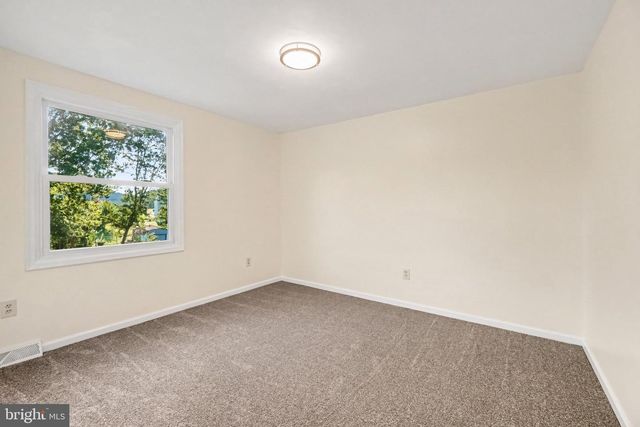 5572 BANBRIDGE DR, Harrisburg, PA 17112