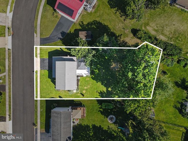 5572 BANBRIDGE DR, Harrisburg, PA 17112