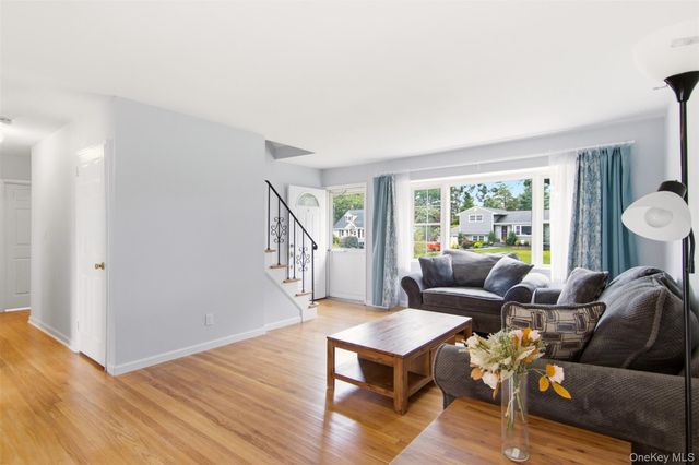 15 Apple Lane, Commack, NY 11725