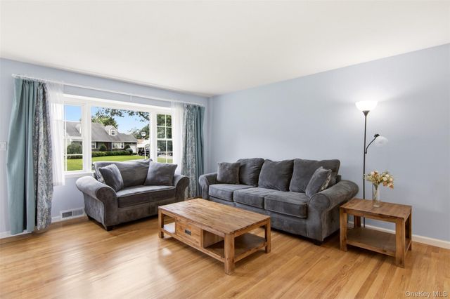 15 Apple Lane, Commack, NY 11725