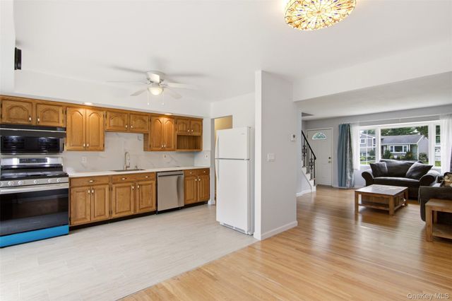 15 Apple Lane, Commack, NY 11725