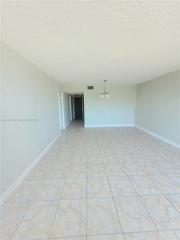 2025 NE 164th St 319, North Miami Beach, FL 33162