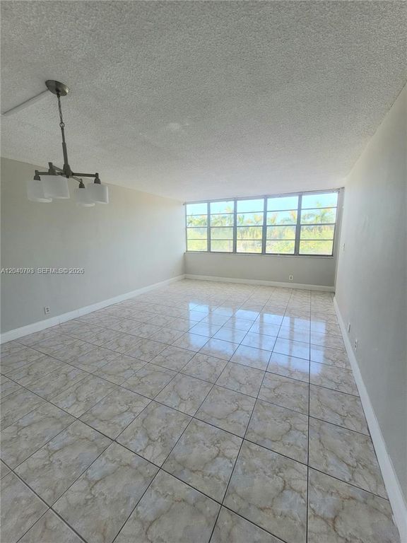 2025 NE 164th St 319, North Miami Beach, FL 33162