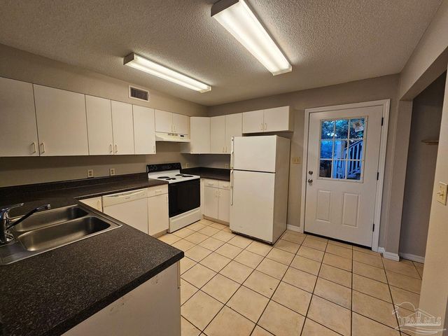 6828 Hunt St, Milton, FL 32570