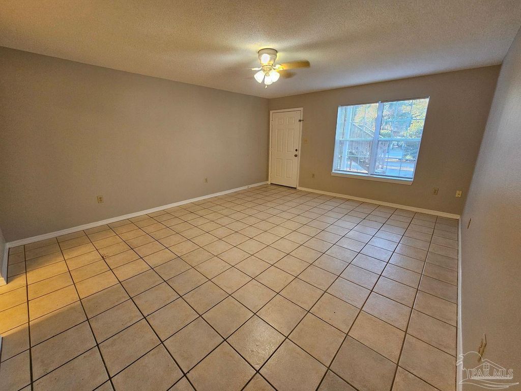 6828 Hunt St, Milton, FL 32570