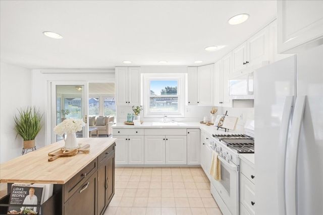 5 Moreau St, Stoughton, MA 02072