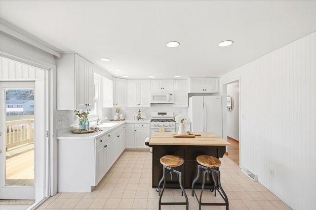 5 Moreau St, Stoughton, MA 02072
