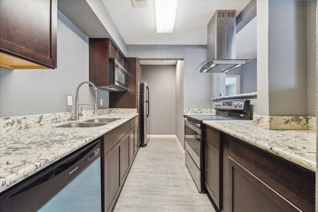 6401 Skyline Drive 28, Houston, TX 77057