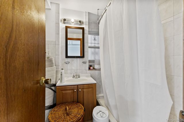 953 Rhinelander Avenue, Bronx, NY 10462