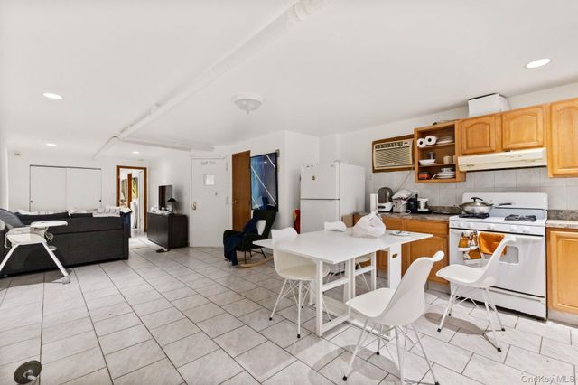 953 Rhinelander Avenue, Bronx, NY 10462