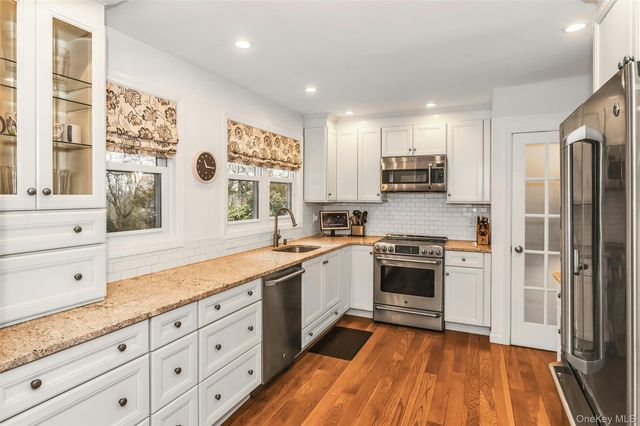 16 Cliff Way, Port Washington, NY 11050