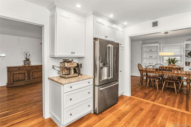 16 Cliff Way, Port Washington, NY 11050