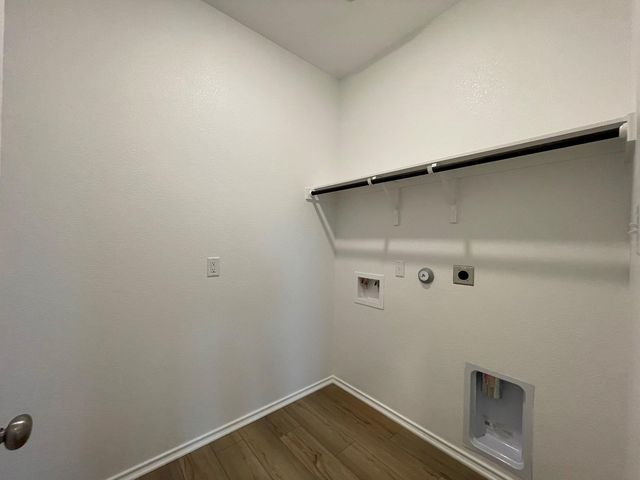 433 Sebring CIR, Hutto, TX 78634