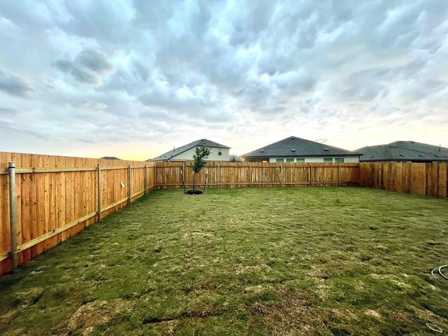 433 Sebring CIR, Hutto, TX 78634