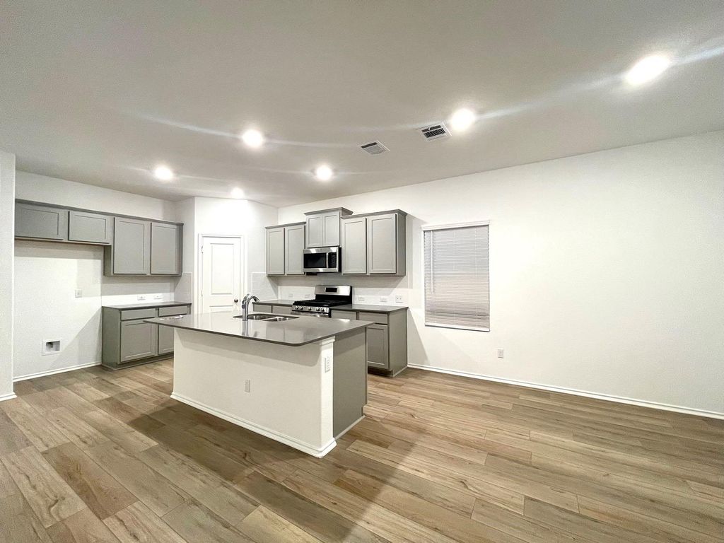 433 Sebring CIR, Hutto, TX 78634