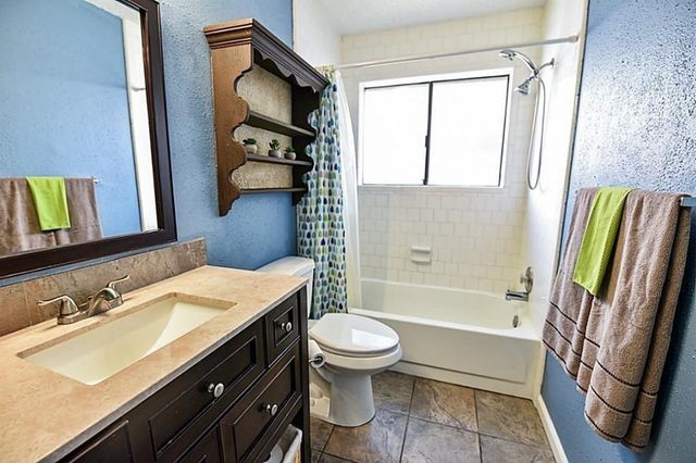 1038 Saint John Drive, Pearland, TX 77584