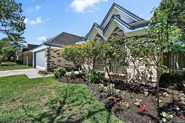 1038 Saint John Drive, Pearland, TX 77584