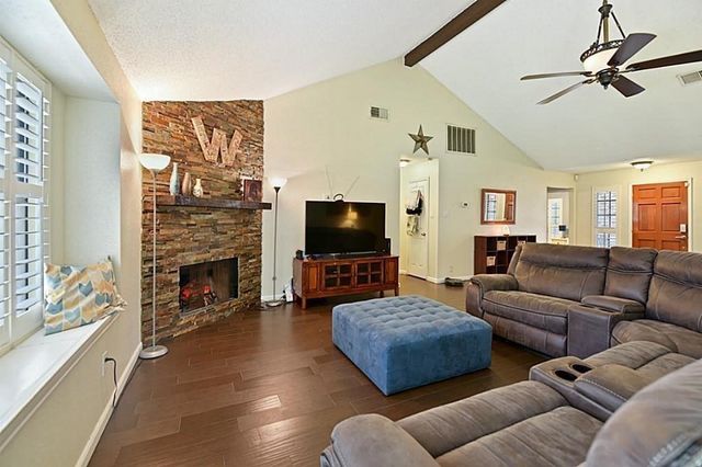 1038 Saint John Drive, Pearland, TX 77584