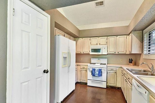 1038 Saint John Drive, Pearland, TX 77584