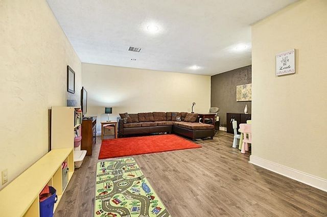 1038 Saint John Drive, Pearland, TX 77584