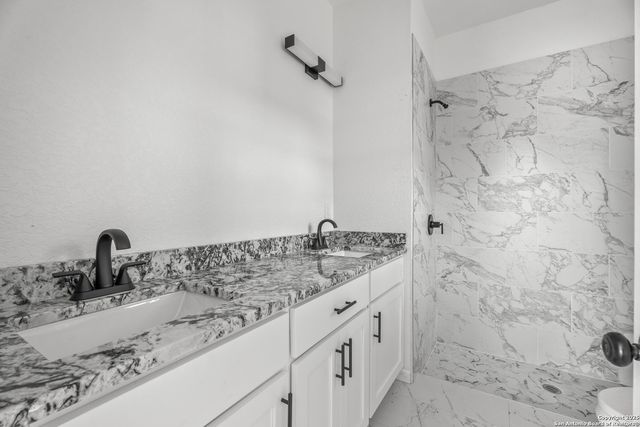 1080 Greenhill Dr, Canyon Lake, TX 78133