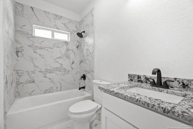 1080 Greenhill Dr, Canyon Lake, TX 78133