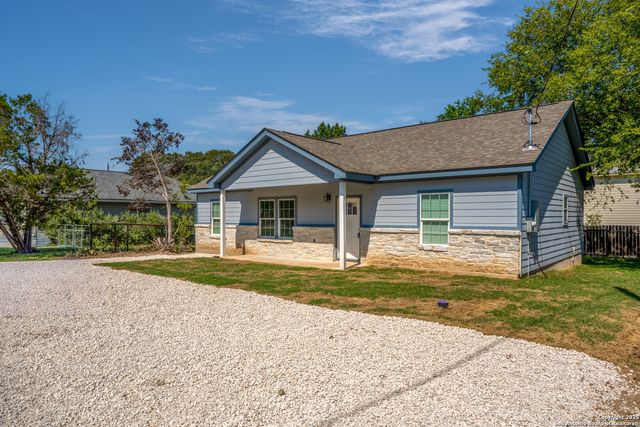 1080 Greenhill Dr, Canyon Lake, TX 78133