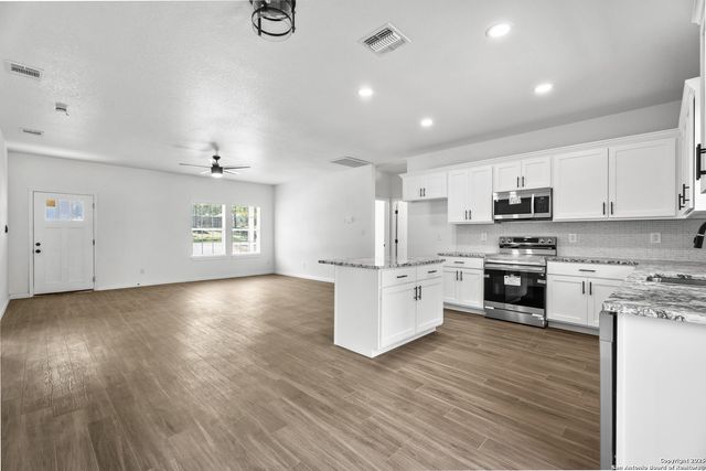 1080 Greenhill Dr, Canyon Lake, TX 78133