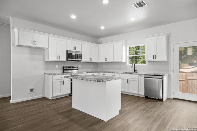 1080 Greenhill Dr, Canyon Lake, TX 78133