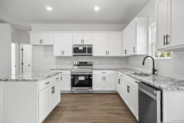 1080 Greenhill Dr, Canyon Lake, TX 78133
