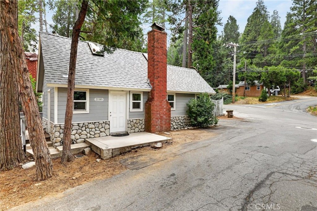 Image 14 of property listing at 23385 Kay Road, Crestline, CA 92325